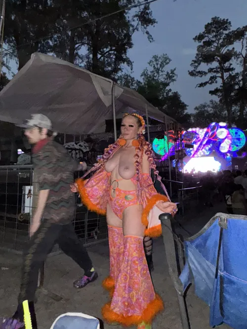 i know it’s risky but i wish someone would fuck me in the crowd at a festival