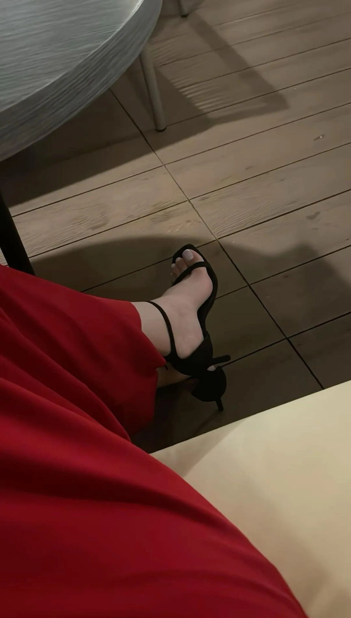 pretty white toes😝