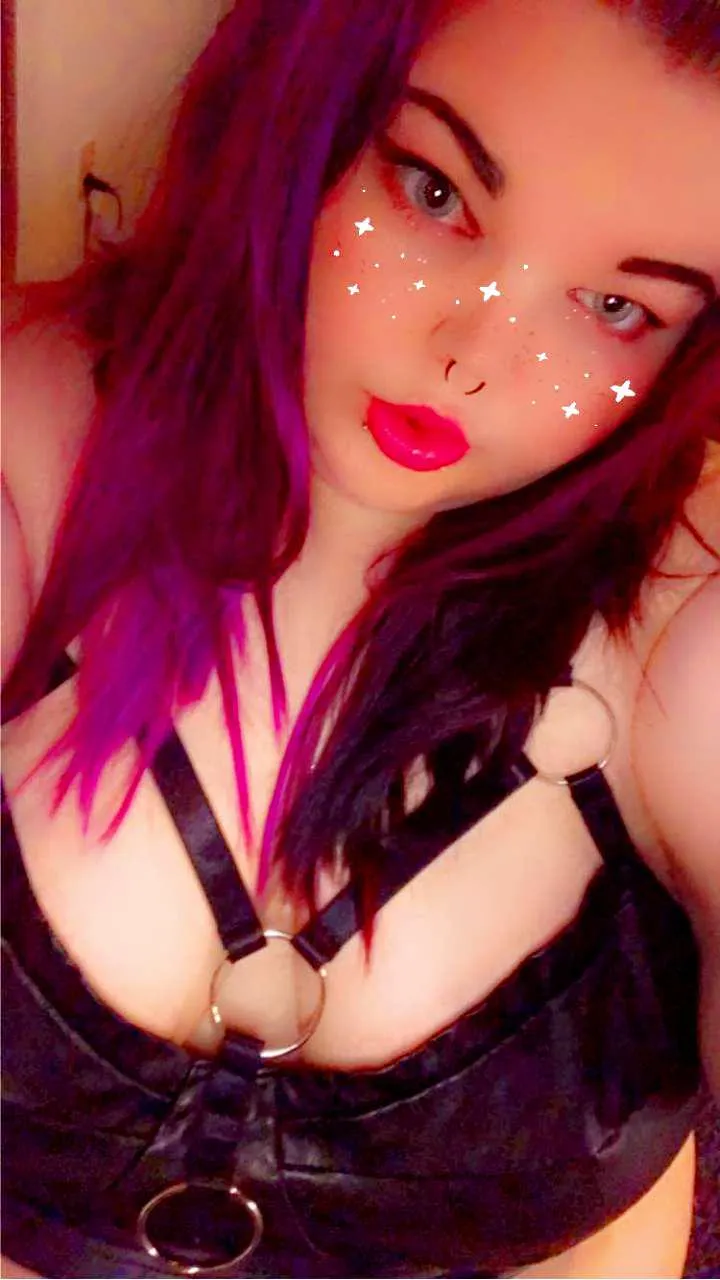 Maybe I'll be ur online gaming gf 😜