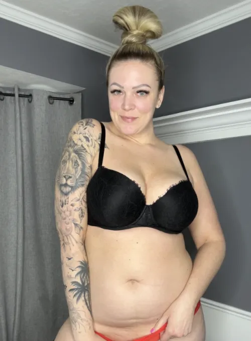 Blonde girls are hot but I'm the hottest do you agree?