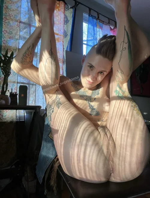 I like to have my mohawk petted while I'm giving head 🥰