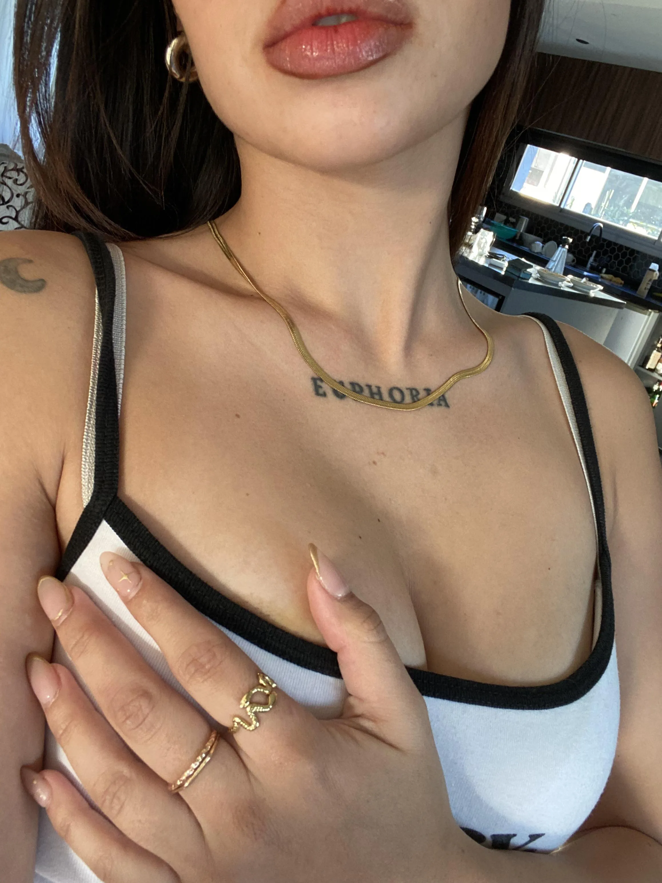 Viens jouer avec mes seins … c’est pas interdit, c’est encouragé