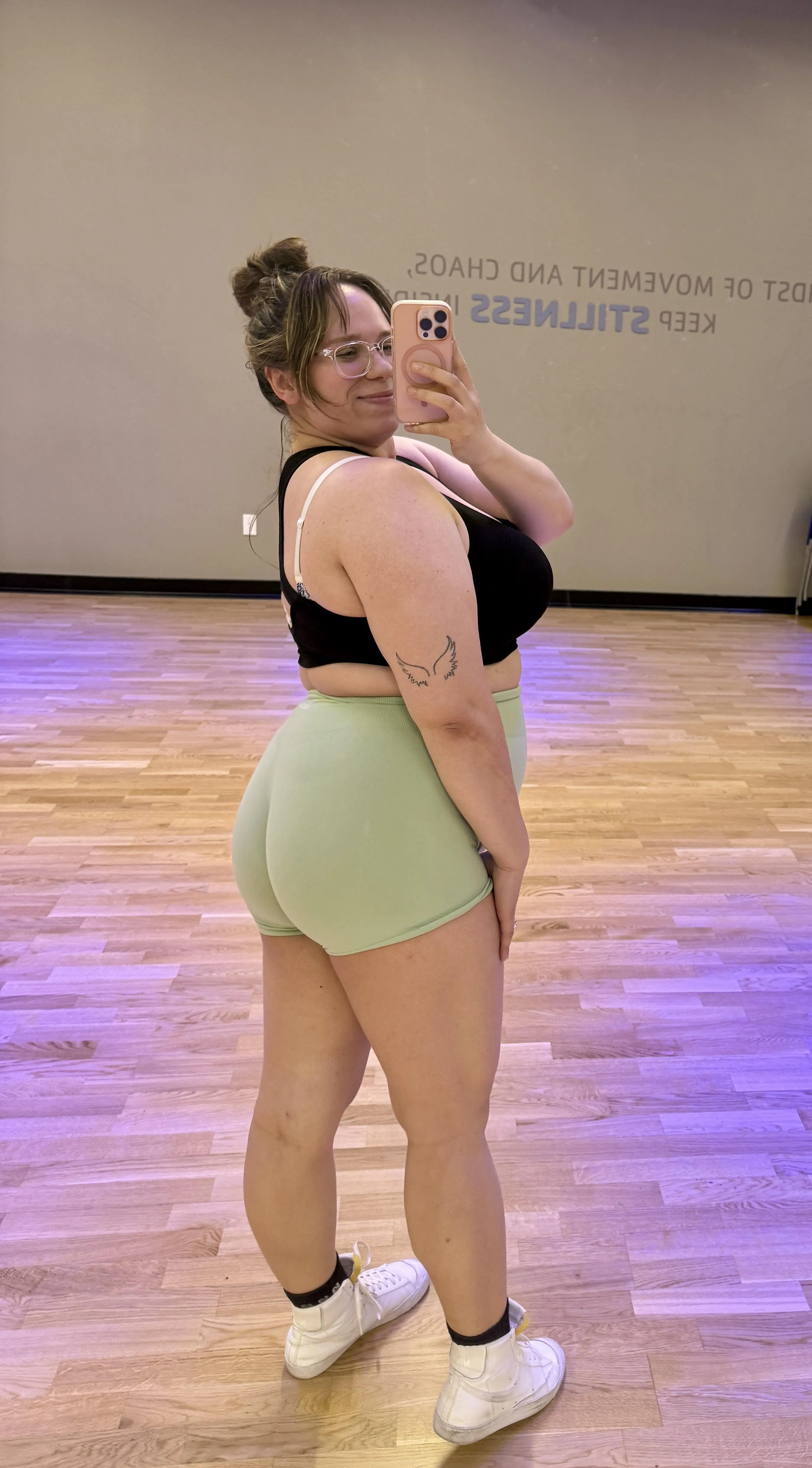 Gym mommy with a hairbun what more could you ask for