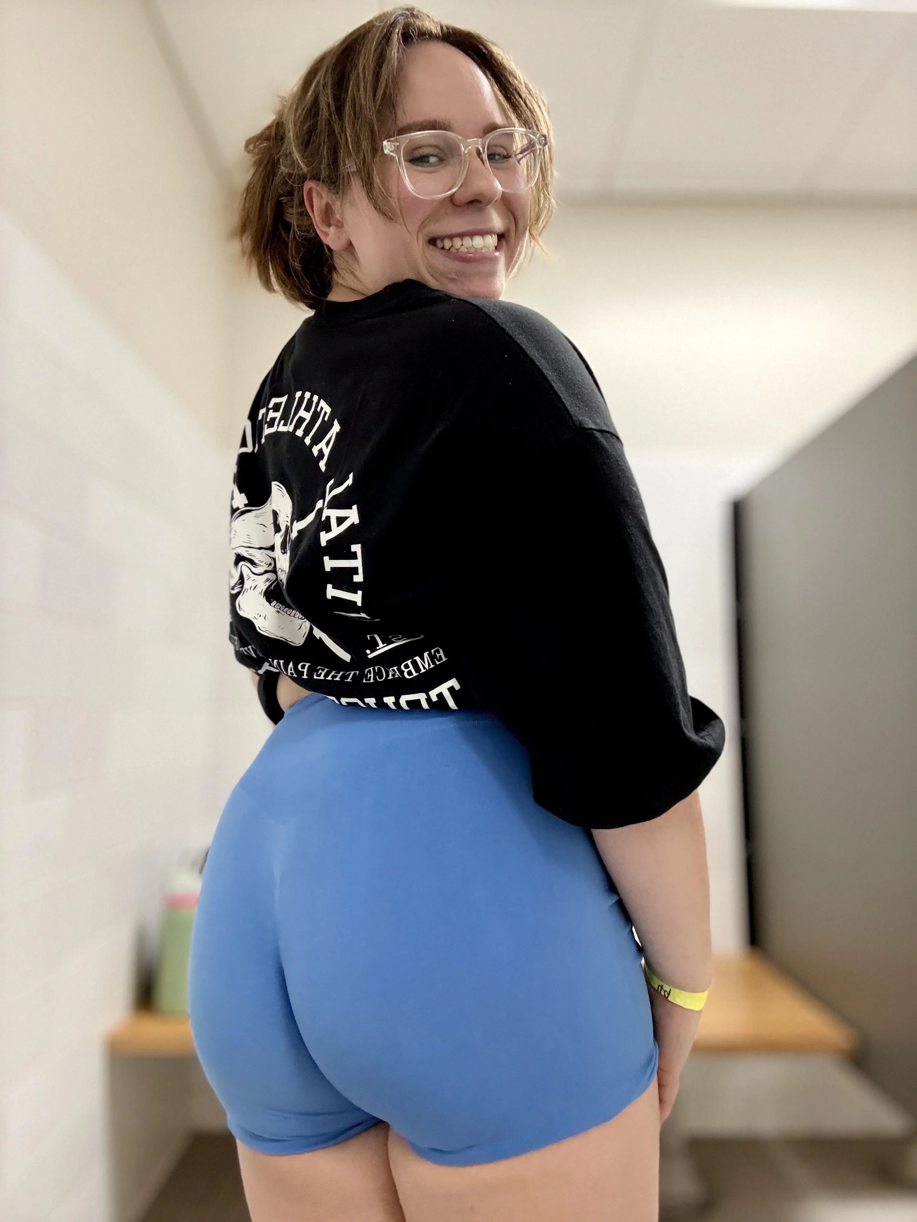 Hairbun with blue today for the gym pump