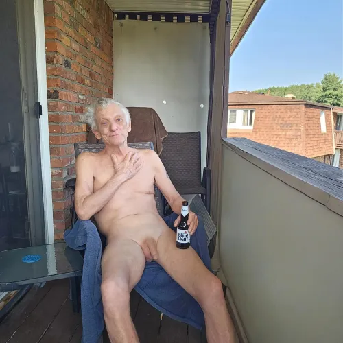 SUNDAY:  No Work. No Stress. No Clothes. It's 90° soooooo beer's good. We can do beer. 🍺