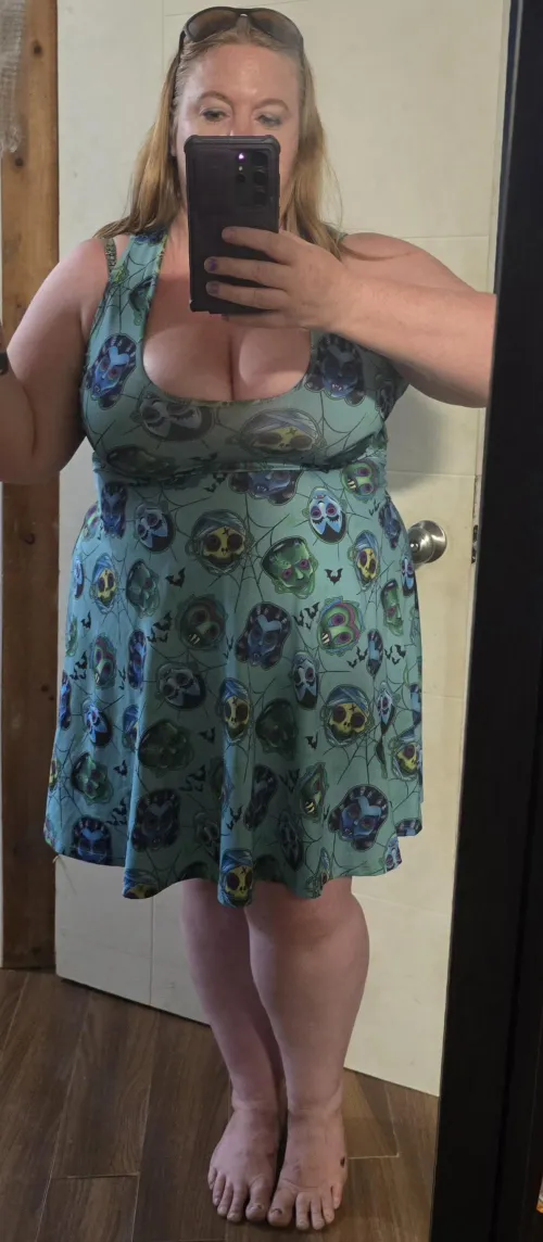 When it's too hot for clothes but you have to work, a cute little dress is the next best thing. 👗 p.s. ignore the dirty feet, I'm a barefoot country girl 🤣
