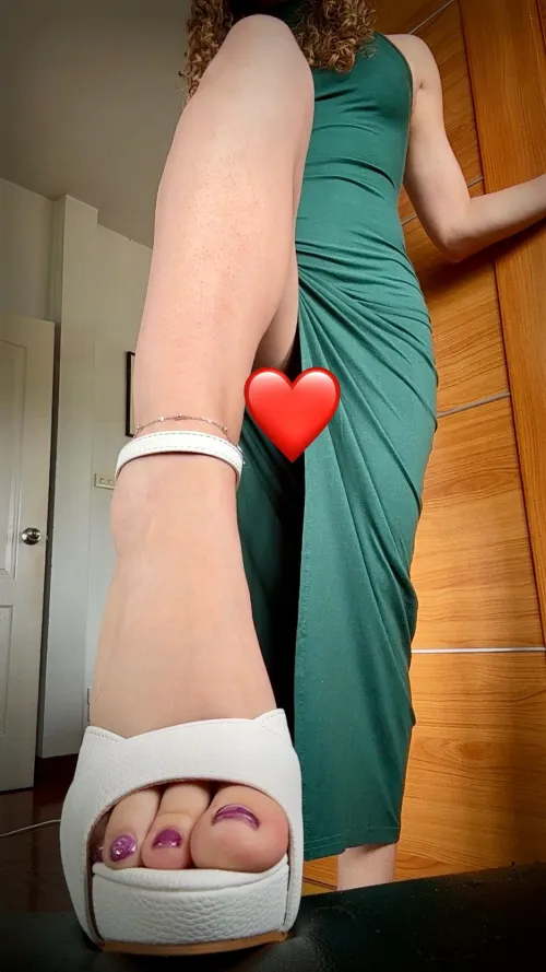 Eyes on my feet, wallet in my hands. That’s your place. Good pet.