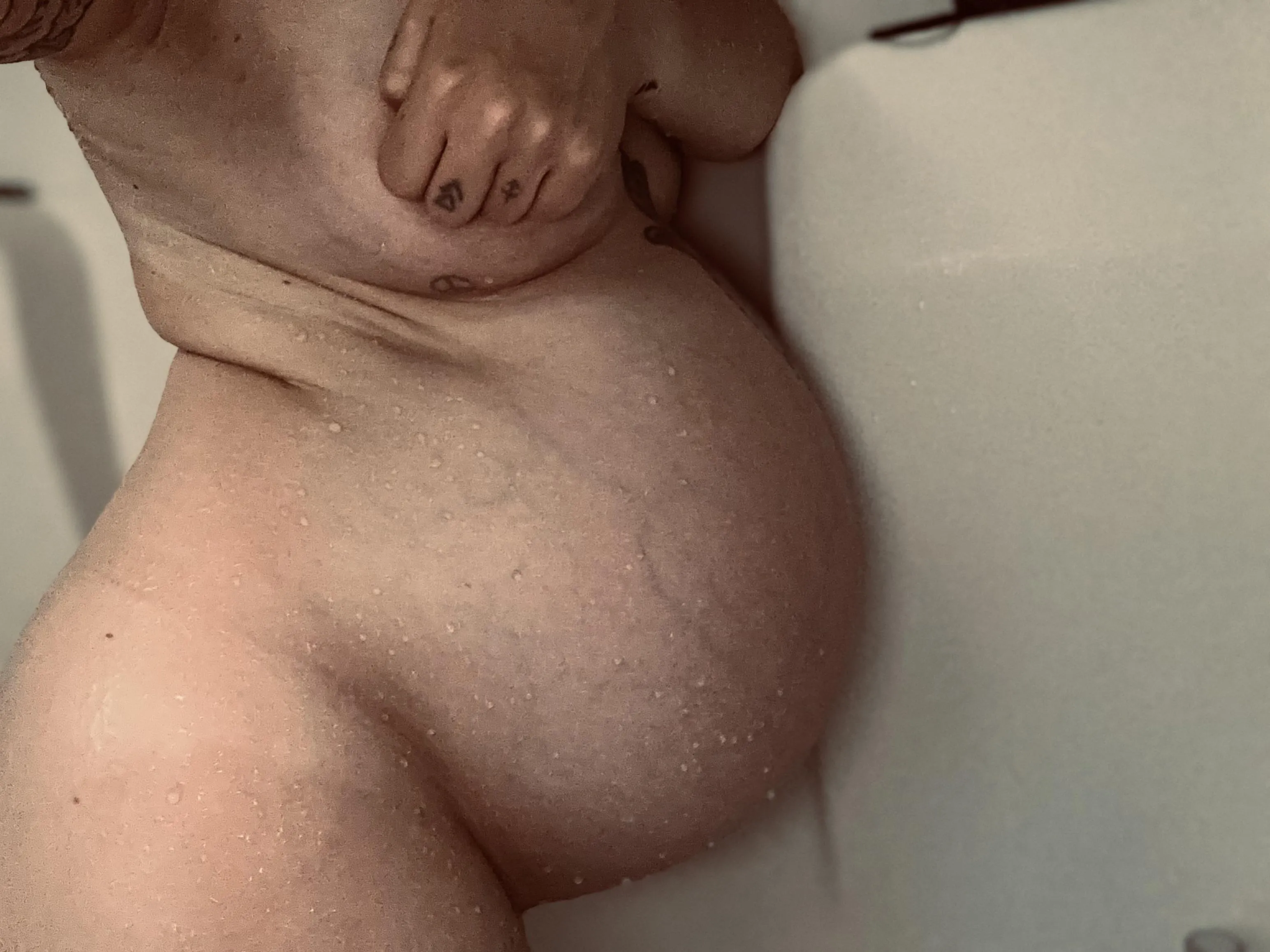 Big and veiny 32 week bump 🥵