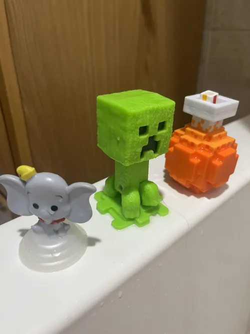 I no feel well so playing in the bath with my bath toys