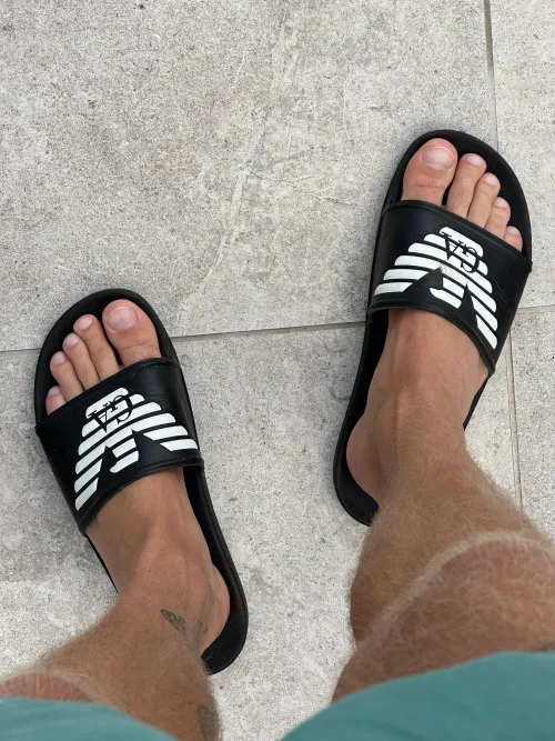 Idk why always feel like my feet look good in sliders