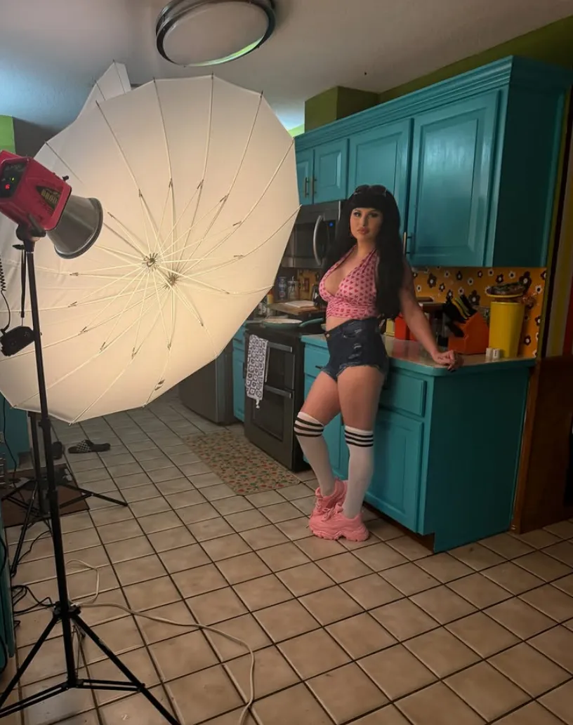 She looks like a trailer park whore running her business out of her dad's RV.