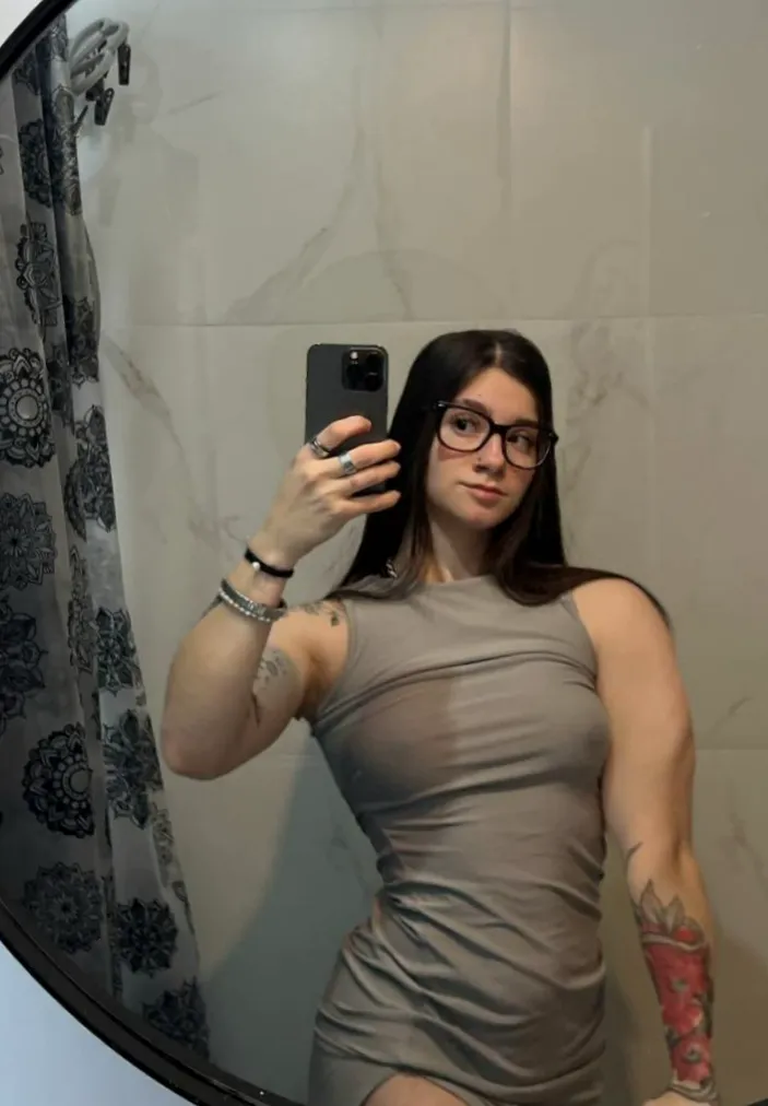 No boyfriend so i flex my muscles on Reddit