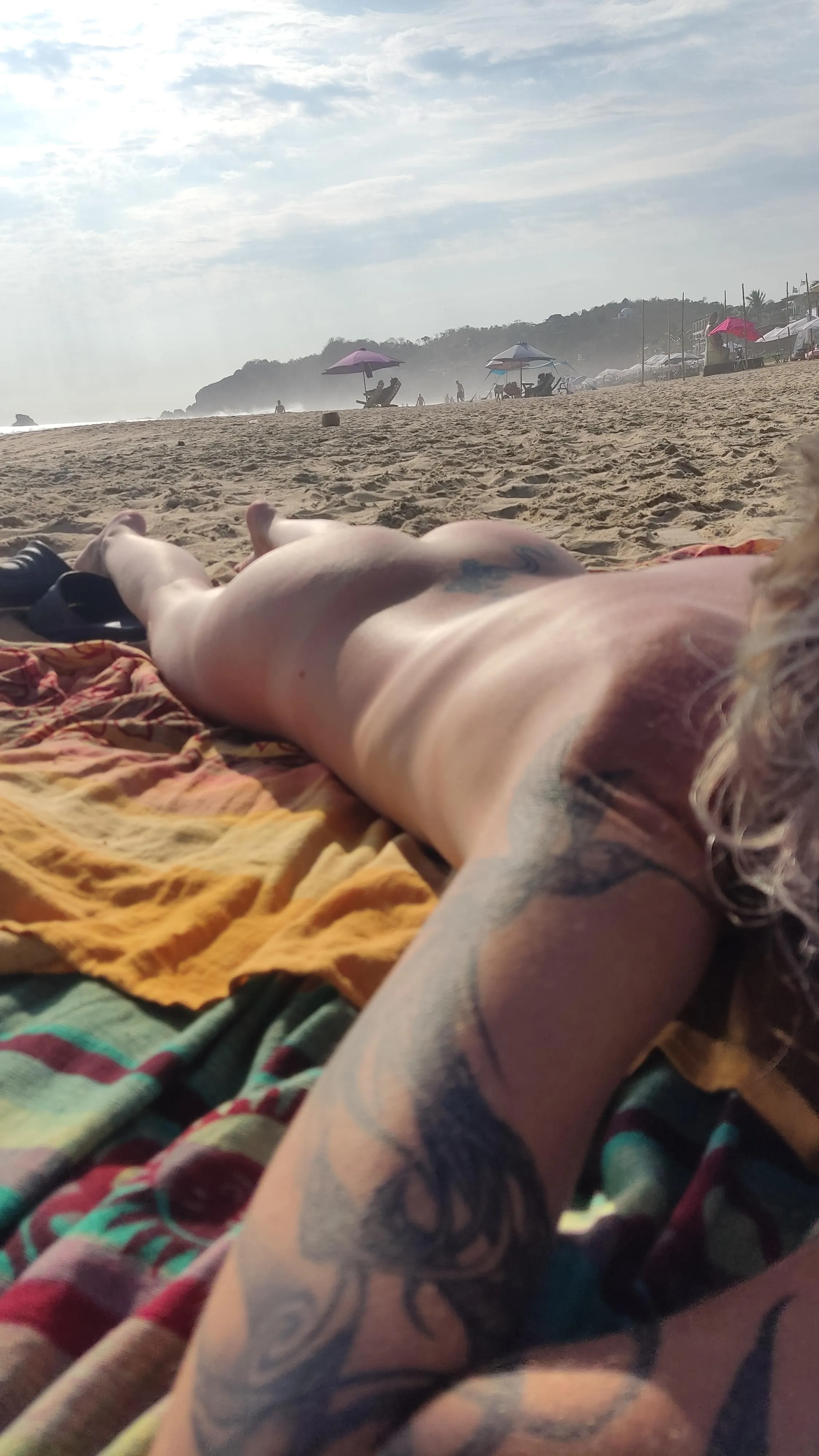 Con mi esposo disfrutando la playita. Vendrias a hacerme plática?