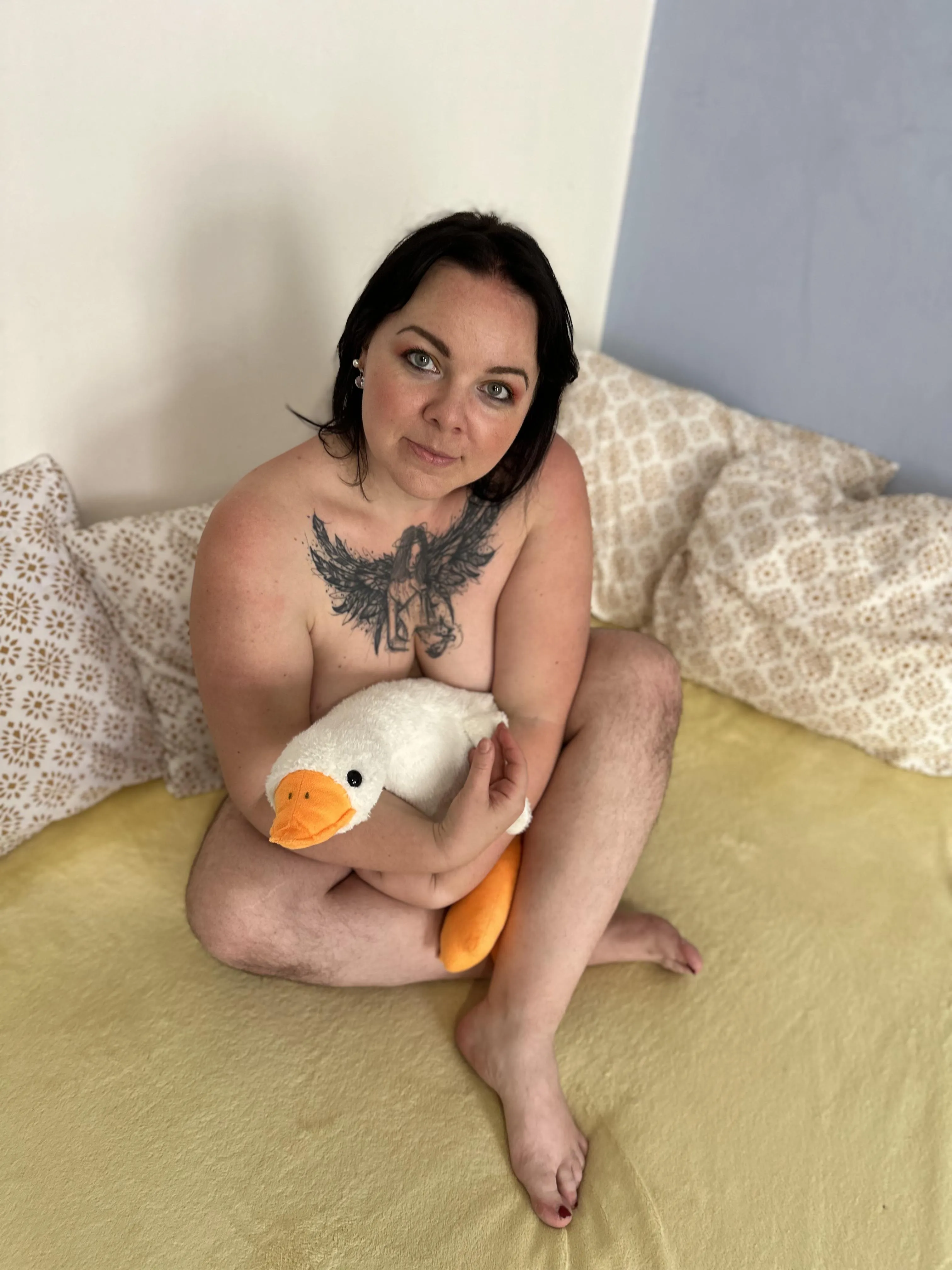 Just me, my hairy legs and a soft little goose cuddle 🧡 Natural feels the best, don't you tkink?