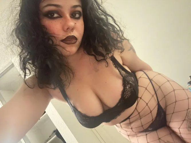 The goth girl of your dreams is here