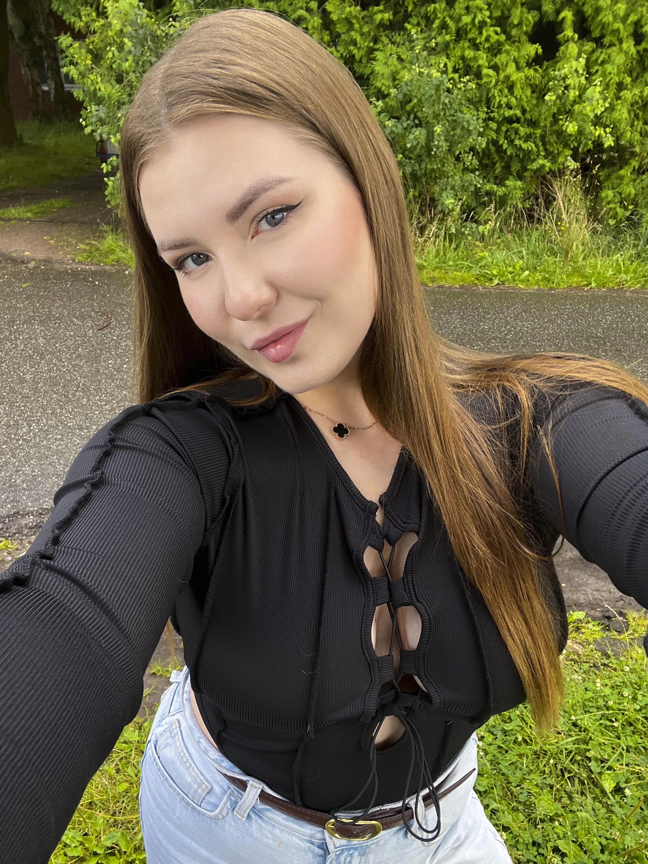 Braless morning walks are kind of becoming a tradition 🌿