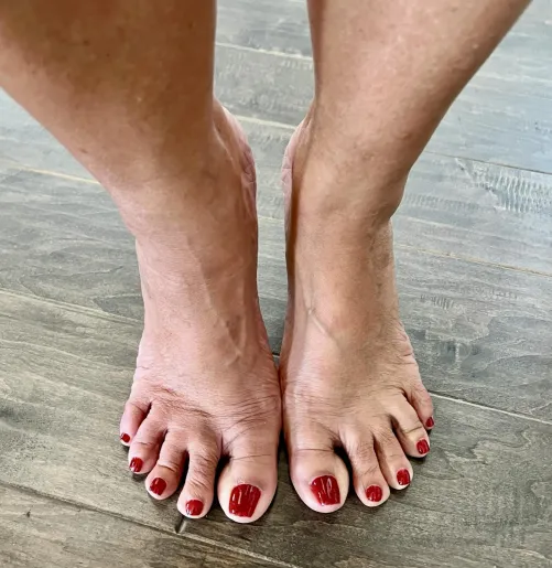 Freshly done!  Thoughts on feet with red toes?💁🏻‍♀️