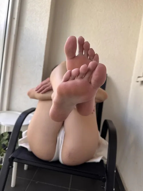 [oc] Sniff panties or lick my soles, what will you choose first betas?😈
