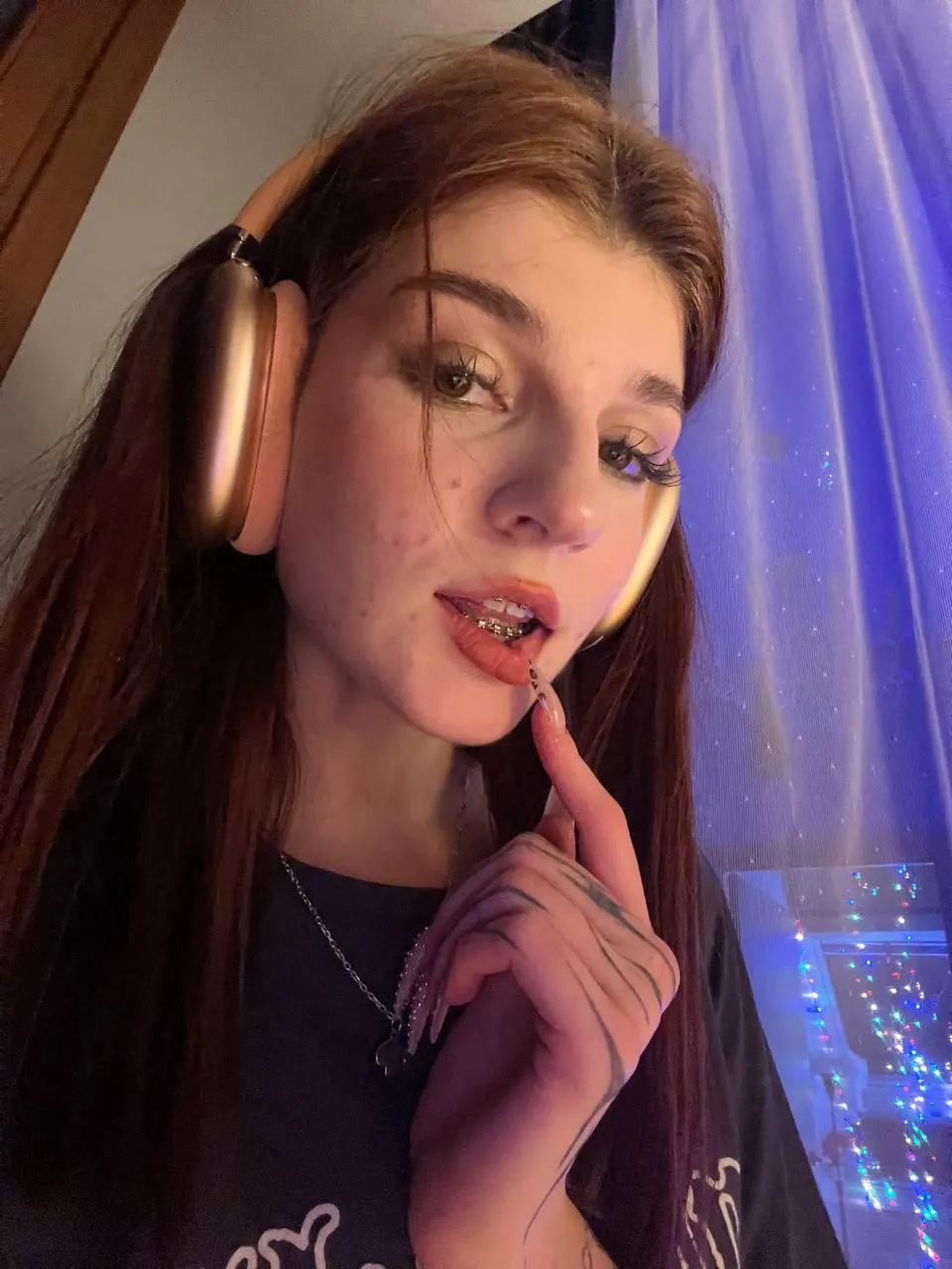 braces + hand tats + this angle…chaotic good?