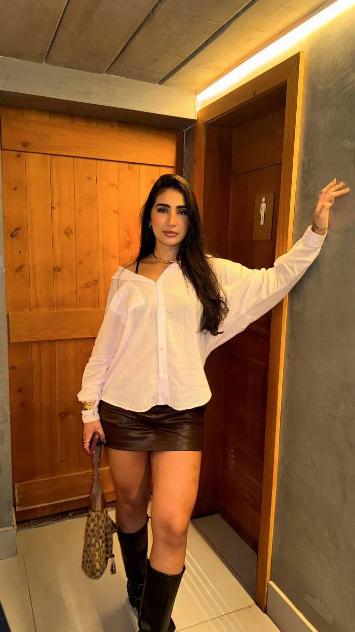 Do I look good in this skirt?