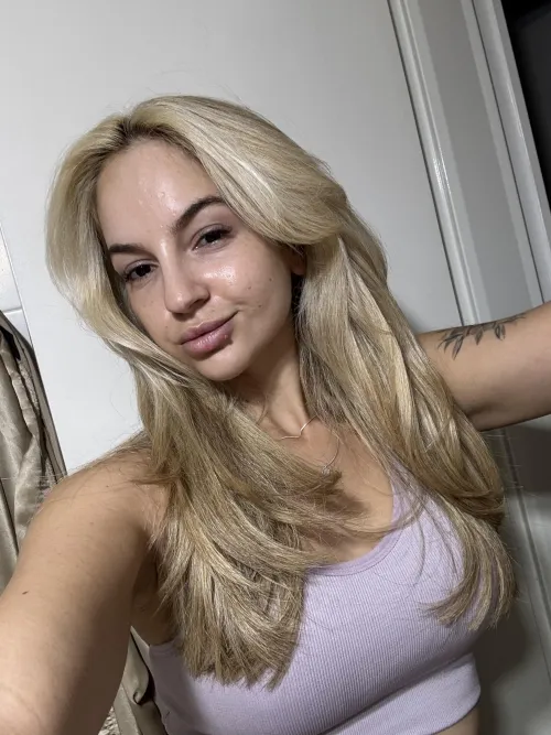 Elle ne dit rien… mais son corps hurle ton nom.