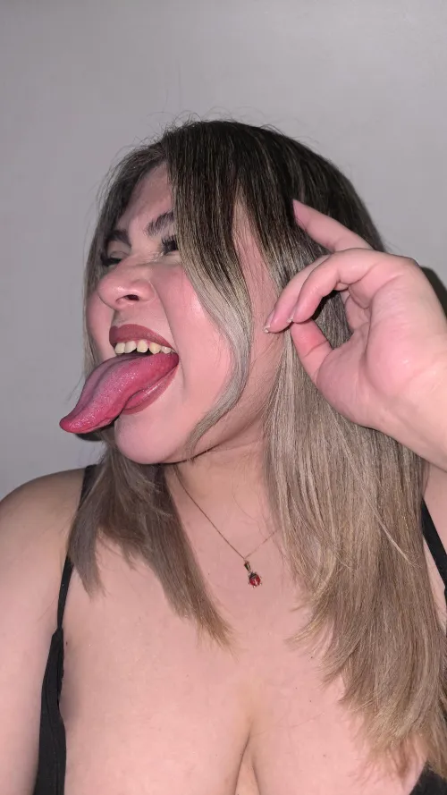 Look at me, with a long, rich, wet tongue👅😍💦