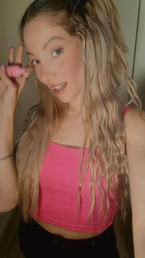 Perdu dans mes pensées, je me sens excité dans ma chambre en France. Viens me rejoindre et fais de ces fantasmes une réalité.