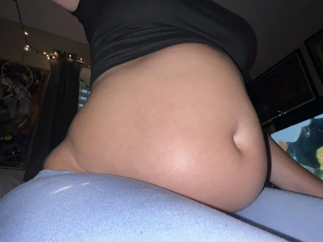 Some super hot close ups and short vids of this stuffed tummy over on my Patreon if that’s your thang 😋