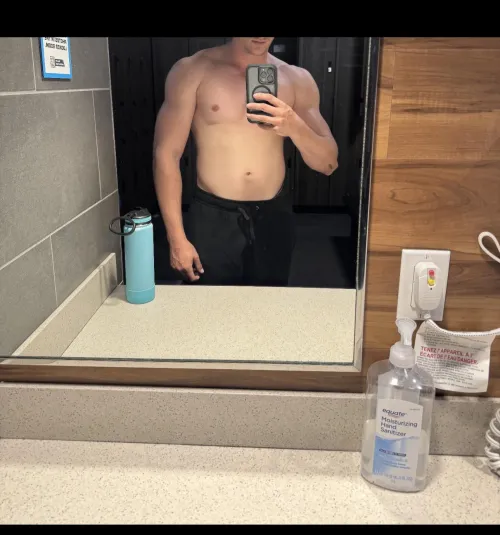 Austin/ San Antonio Texas : visiting for work 23 Italian M 6ft 2 and fit with 7 inches in town 21-22nd (Austin) 22-23 (San Antonio) dm me