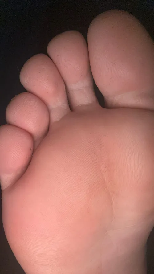 Come sniff and lick in between my toes daddy