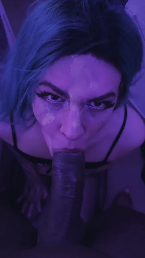 Cumslut in action 🤤