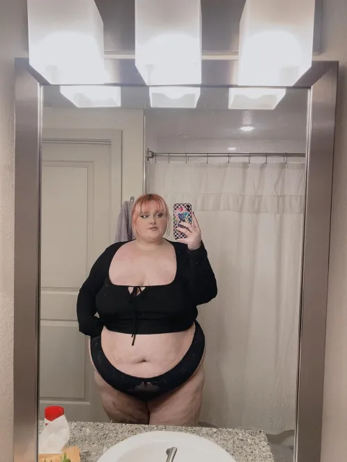 i love wearing black <3