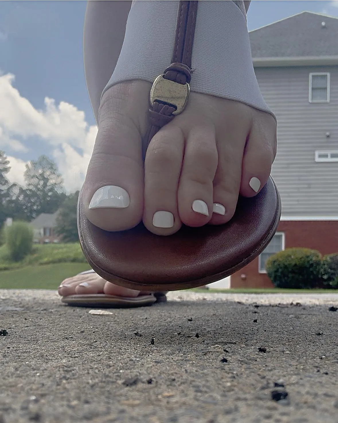 Kneel and kiss your goddesses toes 💋