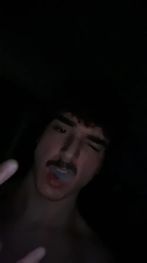 21 no plans dis friday night lookin 2 get hella faded hmu w a pic for snap if you’re around my age nd similar