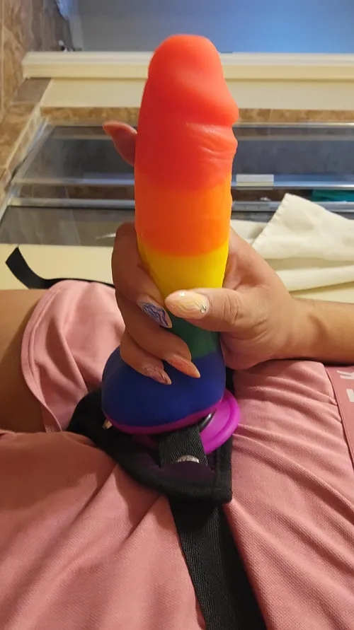 32F seeking F or select couples for Strap session