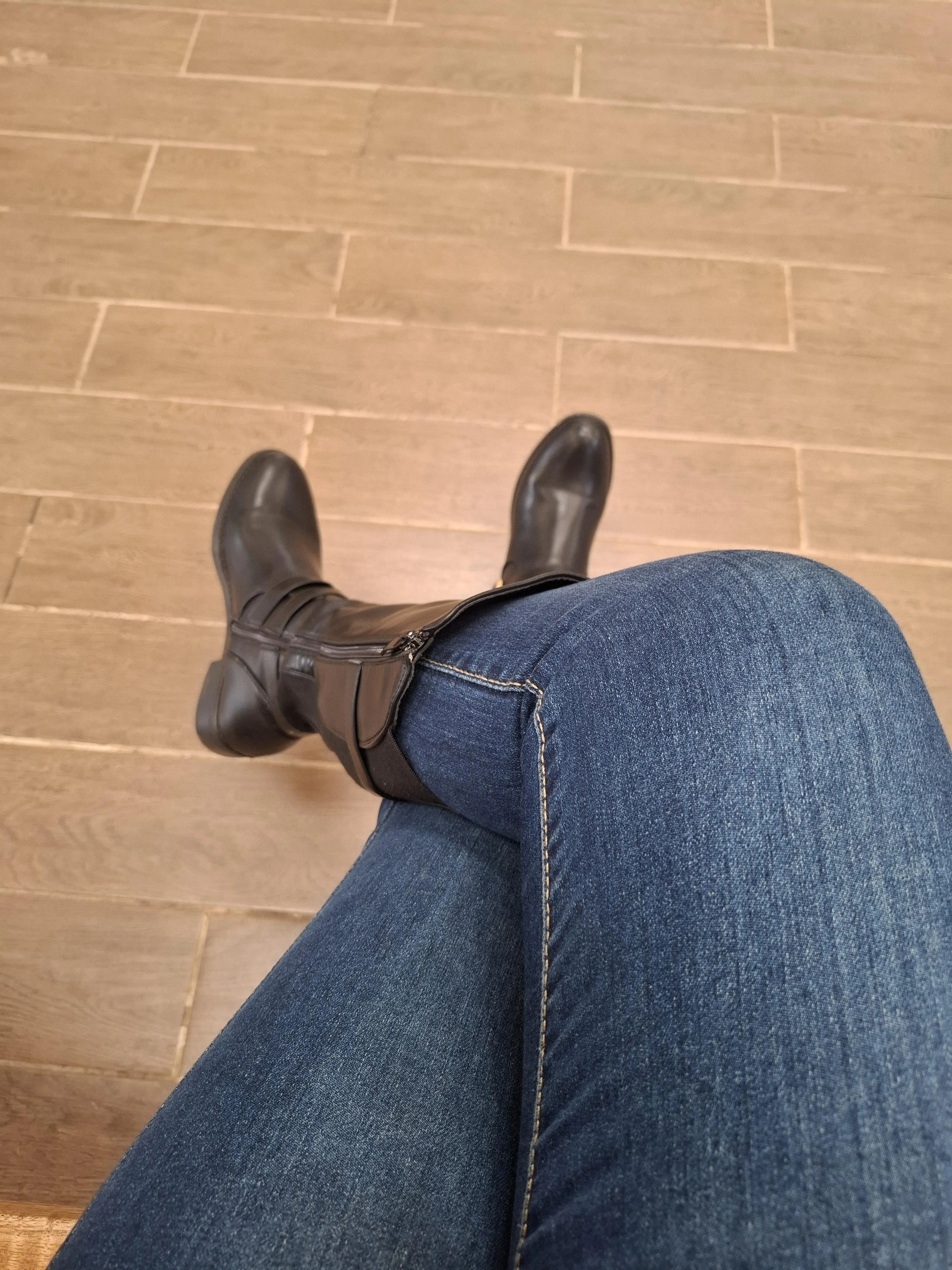 Beg me to stomp you with my boots 👢