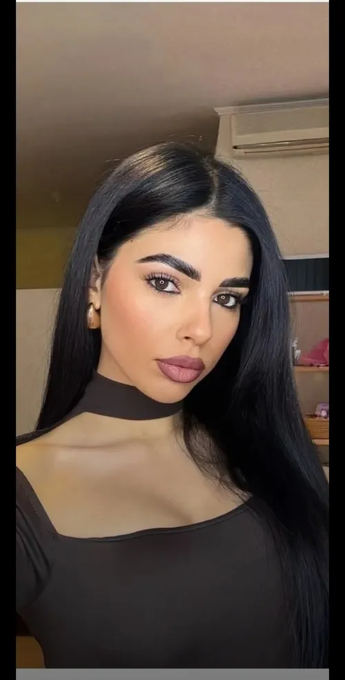 I have a question for all of you: when you see a woman or girl around, do you think you're her or not? If your answer is yes, what are the criteria that make you think you'd like to be her? Thank you, I'm very curious about your answers.