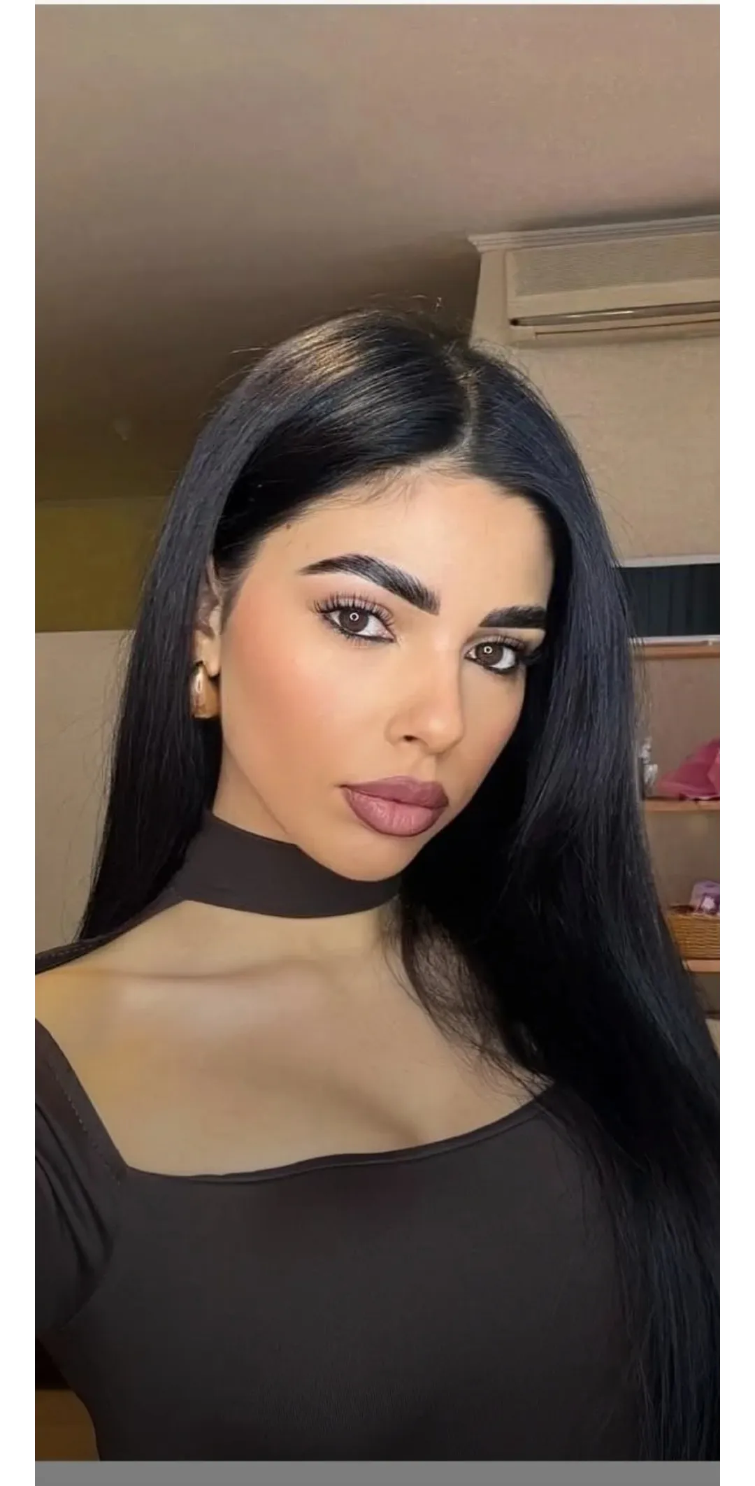 I have a question for all of you: when you see a woman or girl around, do you think you're her or not? If your answer is yes, what are the criteria that make you think you'd like to be her? Thank you, I'm very curious about your answers.