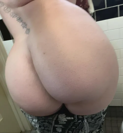 This view really deserves both hands, don’t you think? 🍑😏