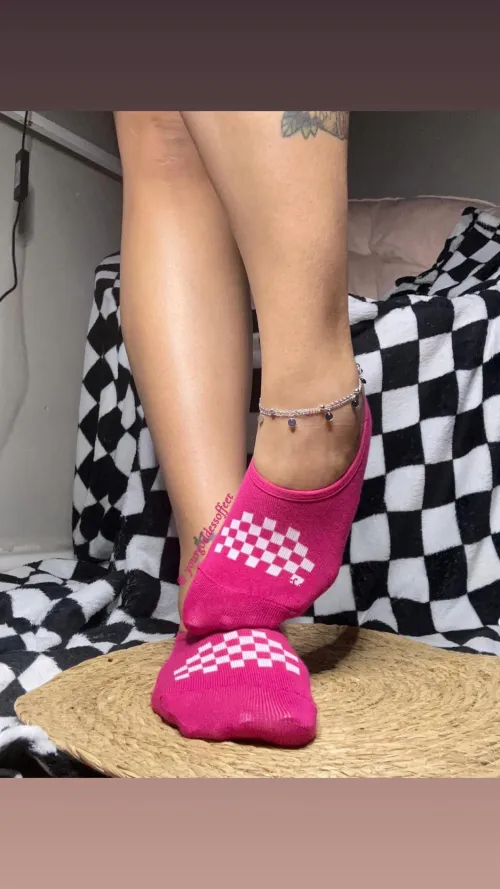 we already know you zoomed in.. but be honest what actually makes you weakest about this picture? the pink socks.. my toe curl, or my anklet? 😼