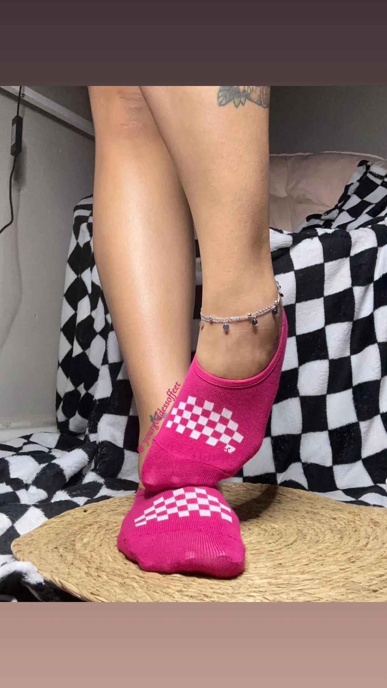 we already know you zoomed in.. but be honest what actually makes you weakest about this picture? the pink socks.. my toe curl, or my anklet? 😼