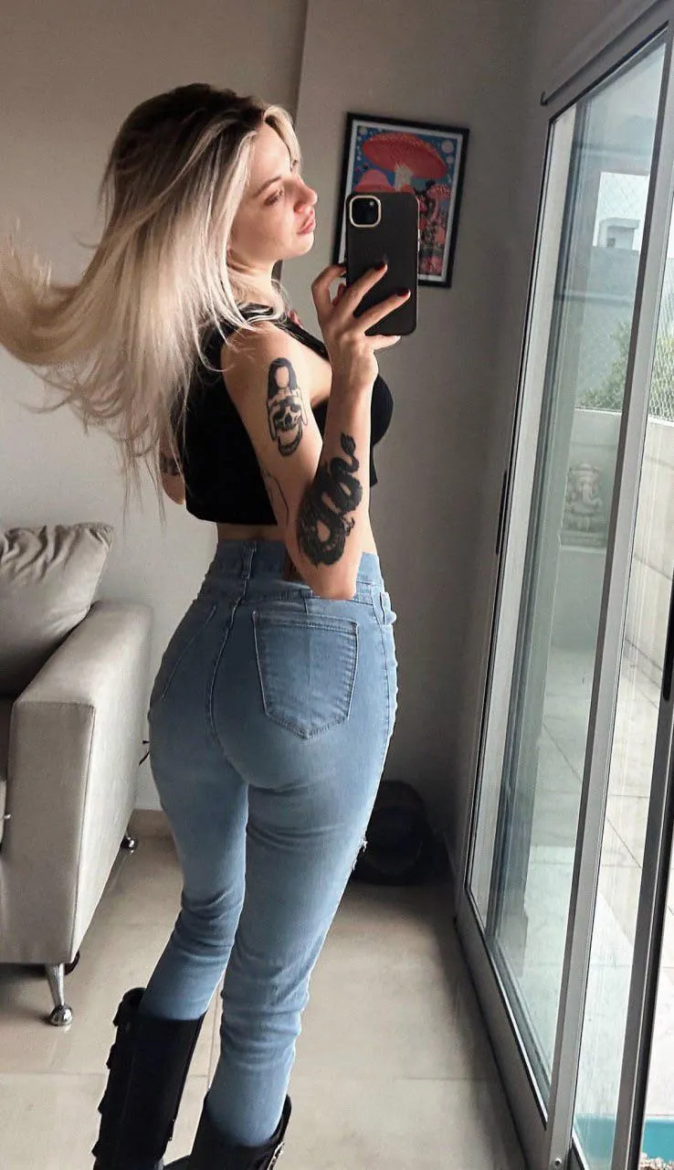 Can you resist this ass in tight jeans, I doubt it, you’d probably be drooling over these