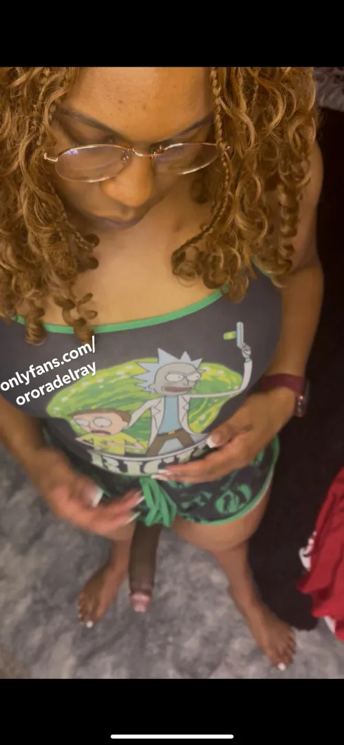 Mmmm. She got a pipe she never uses but ppl find fascinating. Oh my lol