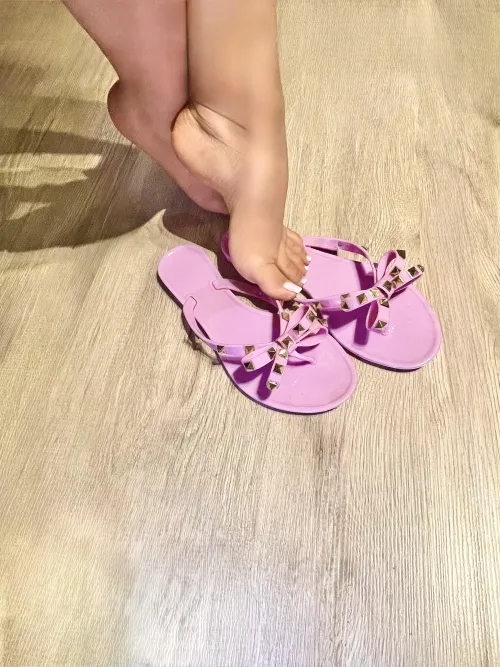 Obedience turns me on 🦶🏻