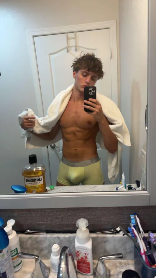 This buldge is begging to explode out of this underwear while your loser 🤏 size 🍆 can’t even fit in a cage 🤣