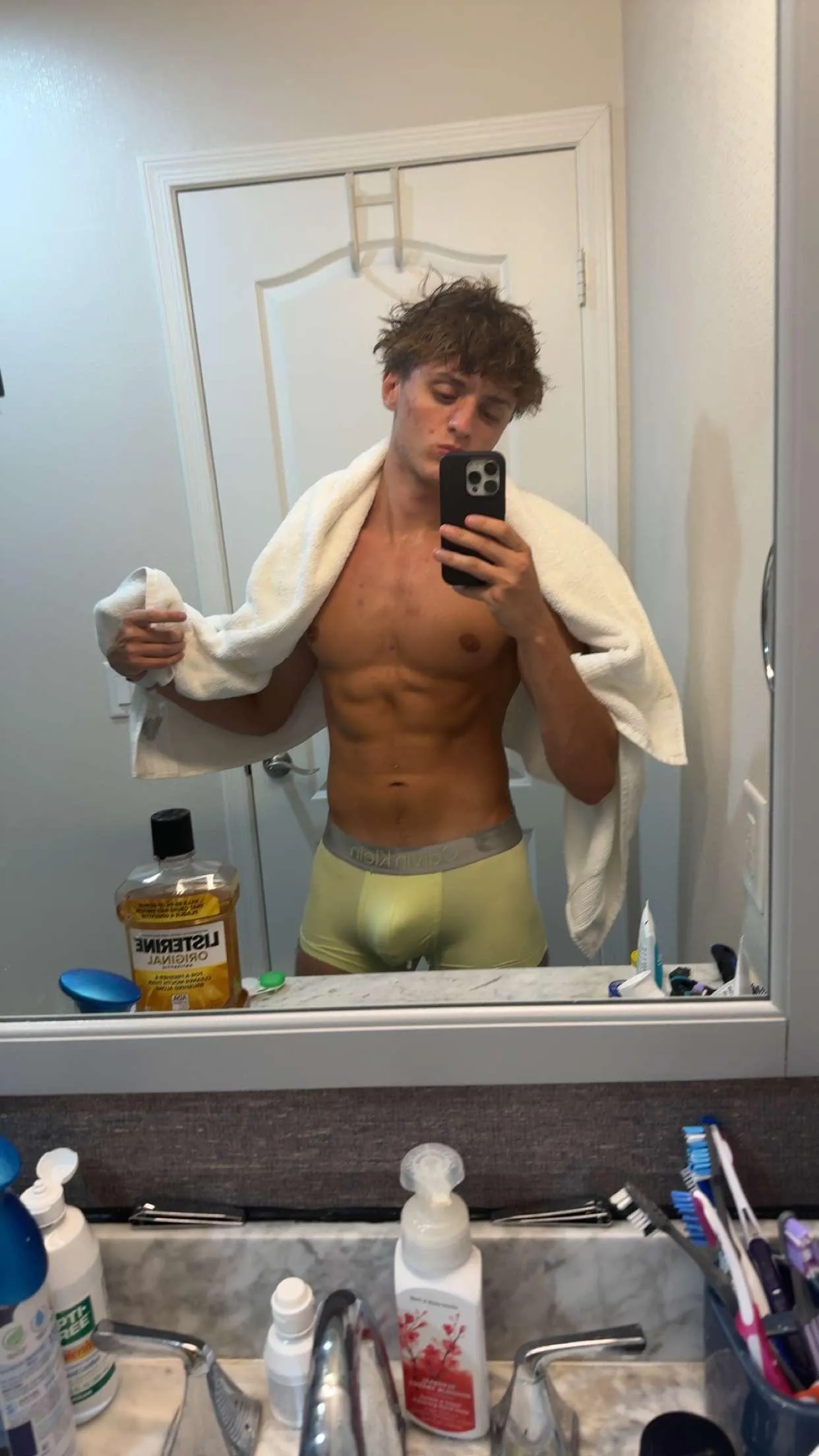 This buldge is begging to explode out of this underwear while your loser 🤏 size 🍆 can’t even fit in a cage 🤣