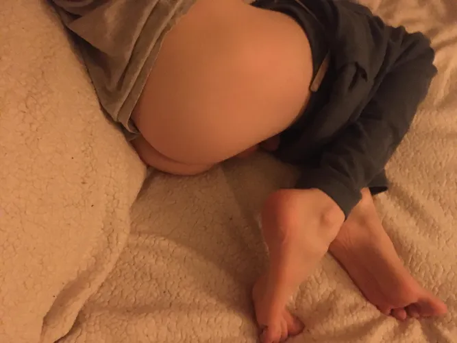 Cozy pale feet in warm light :3