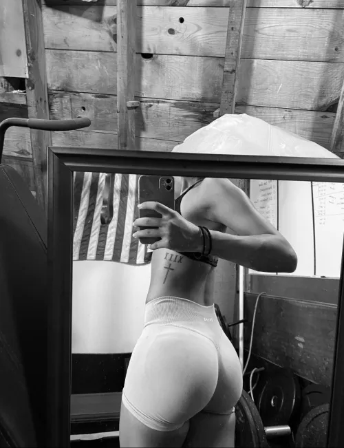 I know you wanna see me naked