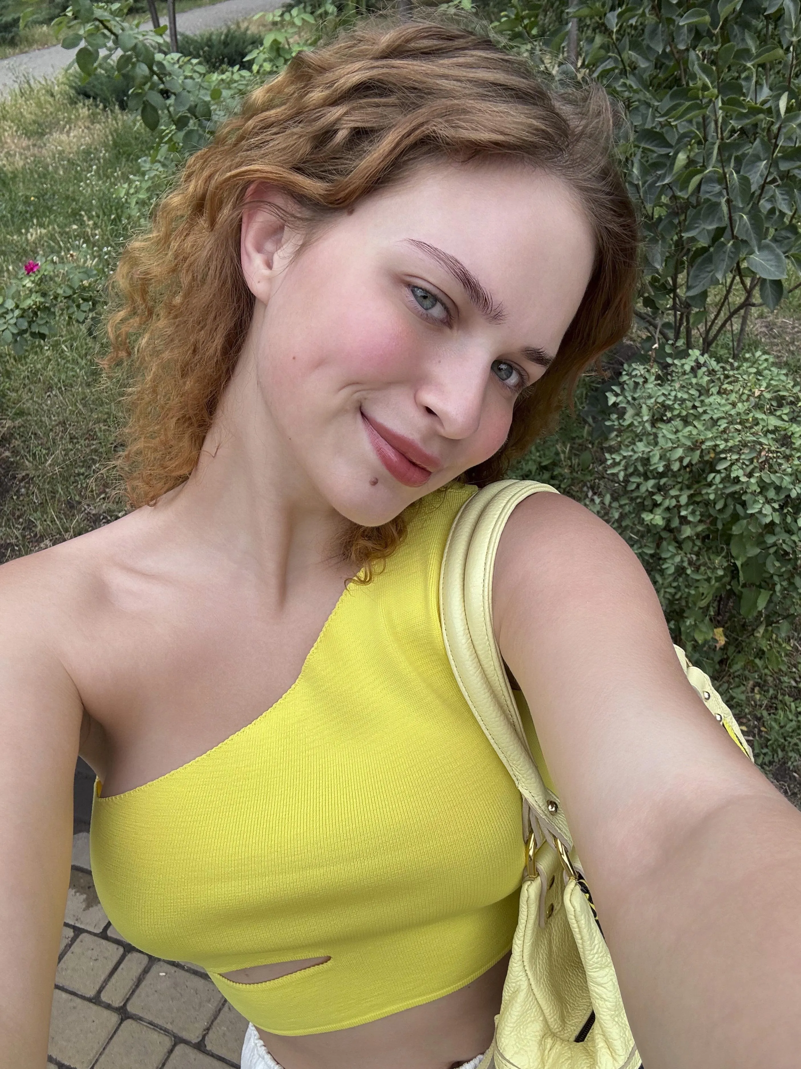 No bra and a sunny stroll to get coffee! My favorite weekend ritual ☀️