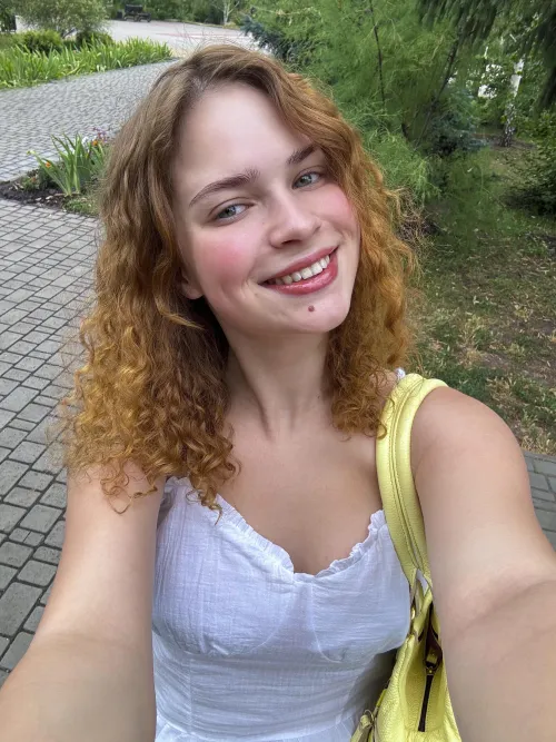 Perfect weather for a braless park stroll ☀️